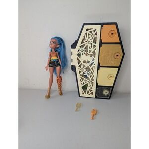 Monster High Skulltimate Secrets Series 2 Fearidescent Cleo De Nile Doll, Locker
